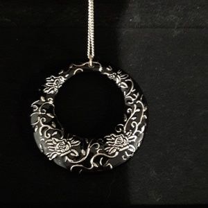 Necklace w round pendant